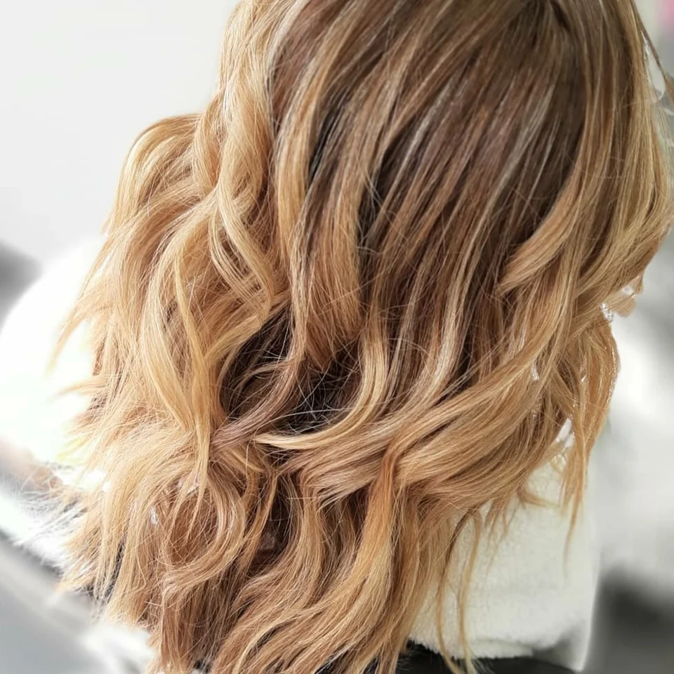 Sanfte blonde Wellen mit natürlichen Farbreflexen